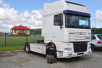 Podejrzana ciężarówka zatrzymana na przejściu w Grzechotkach