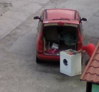 Podrzucił pralkę i zapłacił mandat