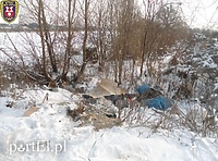 Podrzucił śmieci do przydrożnego rowu