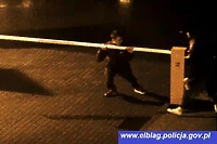 Policja poszukuje sprawcy uszkodzenia szlabanu