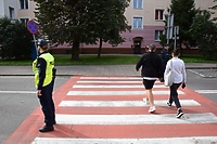 Policjanci na przejściach dla pieszych przy szkołach