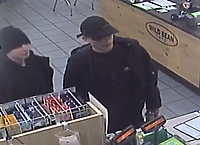 Policjanci z Elbląga poszukują mężczyzn widocznych na nagraniu z monitoringu