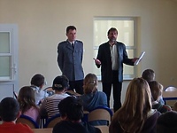 Policjant uświadamia młodzież