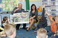 Policjanci czytają dzieciom