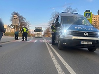 Potrącił dwie osoby i uderzył w inne auto