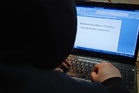 Poznała go przez Internet i zaprosiła do domu, a on ją okradł