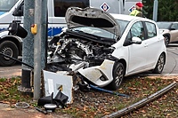 Próbował uniknąć zderzenia, uderzył w słup