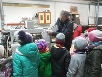 Przedszkolaki w zakładzie stolarskim