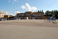 Przed dworcem stanie fontanna i zegar słoneczny