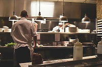 Restauratorzy otwierają swoje biznesy. „To jest akt desperacji”  (aktualizacja)