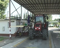 Rzepak sypie, a przed elewatorem kolejki