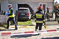 Samochód uderzył w budynek