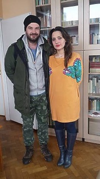 Scena przy stoliku zaprasza