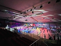 Ściana wyrośnie na lodowisku