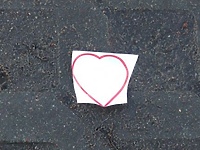 Serduszko - na klapę, papierek - na ziemię