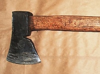 Siekierą wymusili spłatę długu