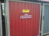 Śmieci przy śmietnikach