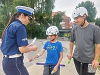 Hulajnogą tylko w kasku i w pojedynkę