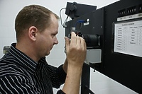 Detektywi w gumowych rękawiczkach