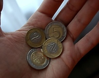 Straszył i zabierał kolegom pieniądze