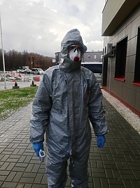 Strażacy mierzą temperaturę osobom wjeżdżającym na teren Polski