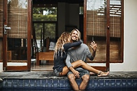 Stylizacje na upalne dni, czyli jak modnie nosić męskie spodenki?