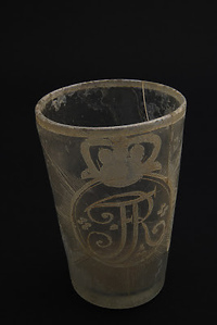 Szklanka z emblematem  (Historia jednego przedmiotu cz. 135)