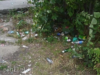 Rzeka i nabrzeże pełne śmieci