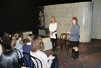 Teatralny spektakl oraz spotkanie z policjantką oraz terapeutą