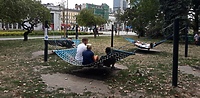 Na hamaku w parku Modrzewie