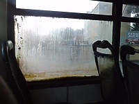 To jest szyba w autobusie