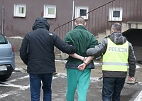 Przyłożył nóż do szyi i zażądał pieniędzy