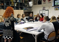 Uczniowie Liceum Plastycznego tworzą ilustracje