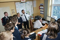 Uczniowie w mundurach odwiedzili policjantów