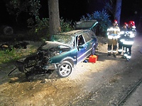 Uderzył w drzewo, trzy osoby zostały poszkodowane