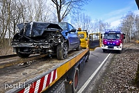 Uderzył w przyczepę ciągnika i wjechał w drzewo