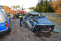 Uwaga, jest śllisko! Volkswagen uderzył w drzewo