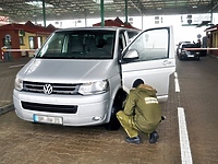 Volkswagen transporter zatrzymany na przejściu w Grzechotkach