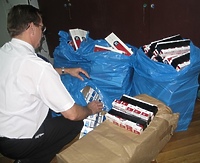 „Lewe” papierosy w bagażniku passata