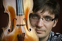 W muzycznym hołdzie mamom – EOK z Piotrem Pławnerem