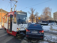 Wjechał pod tramwaj