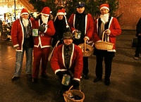 Mikołaje w niebieskich czapkach