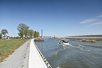 Wybierają zalegającą w rzece Elbląg ziemię