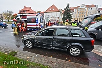 Wypadek na ul. Grota Roweckiego, audi przewróciło się na bok