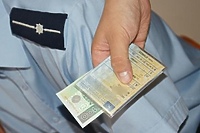 Chciał uniknąć kary więc wręczył łapówkę