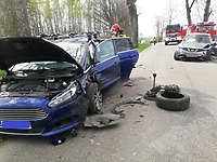 Zderzenie dwóch osobówek w Płoskini