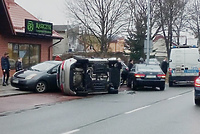 Zderzenie trzech aut na ul. Niepodległości, ford wylądował na boku