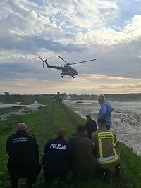 Ze śmigłowca łatają wyrwę w wale