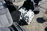 Kradli i „rozbierali” auta