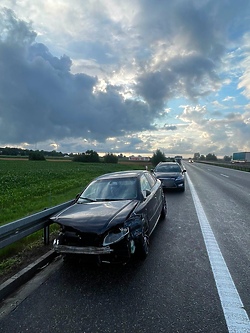 Uderzył w barierki na S7